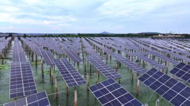 Göl suyunun üzerine kurulmuş güneş panelleri