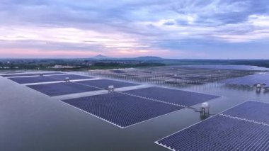 Göl suyunun üzerine kurulmuş güneş panelleri, günbatımı hava manzarası
