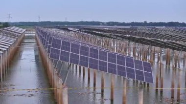 Göl suyu üzerine kurulmuş güneş panelleri, hava manzarası