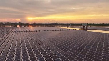 Kırsal alandaki güneş panelleri ve dramatik günbatımı gökyüzü manzarası