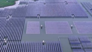 Göl suyu üzerine kurulmuş güneş panelleri, hava manzarası