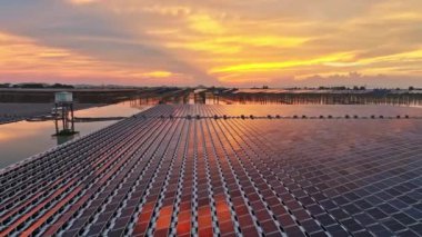 Kırsal alandaki güneş panelleri ve dramatik günbatımı gökyüzü manzarası