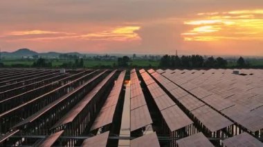 Göl suyunun üzerine kurulmuş güneş panelleri, hava manzarası. Kırsal kesimin inanılmaz günbatımı manzarası