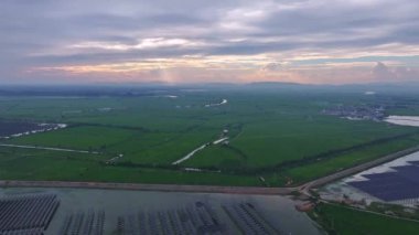 Kırsal kesimdeki birçok güneş panelinin ve yeşil alanların havadan görünüşü
