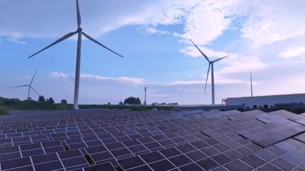 田舎の太陽光パネルと風力タービンの空中ビュー 再生可能エネルギー源 — ストック動画