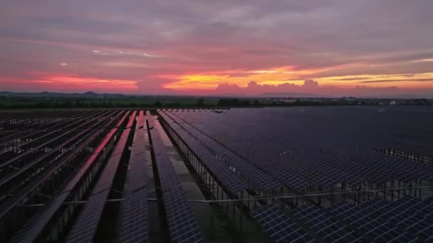 Luftaufnahme Von Sonnenkollektoren Auf Dem Land Und Dramatischem Sonnenuntergang — Stockvideo