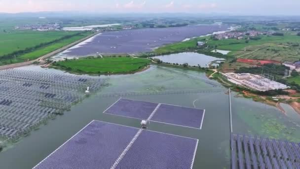 Paneles Solares Instalados Sobre Agua Del Lago Vista Aérea — Vídeos de Stock