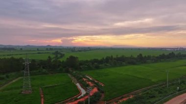 Yeşil tarlalar üzerinde güzel gün batımı, hava manzarası