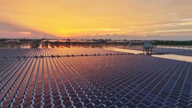 Kırsal alandaki güneş panelleri ve dramatik günbatımı gökyüzü manzarası