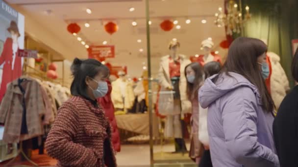 Asijské Lidé Nosí Lékařské Masky Chůze Podél Oblečení Obchod — Stock video