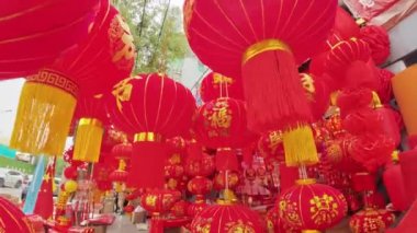 Çin Yeni Yıl Pazarı 'ndaki insanlar