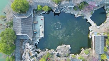 Göl ve antik kompleksin havadan görünüşü