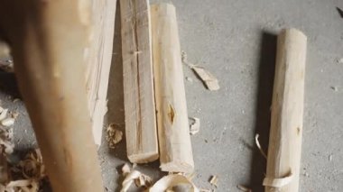 Bir erkek marangoz Çin kırsalındaki geleneksel parçacık tahtasından aletler yapar, el sanatları meraklısıdır.