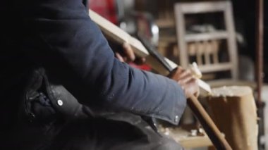 Bir erkek marangoz Çin kırsalındaki geleneksel parçacık tahtasından aletler yapar, el sanatları meraklısıdır.