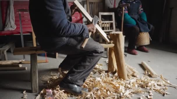 Een Mannelijke Timmerman Maakt Gereedschap Van Traditioneel Spaanplaat Het Platteland — Stockvideo