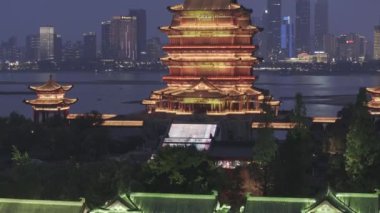 Geceleri ışık saçan geleneksel Asya tapınağı.