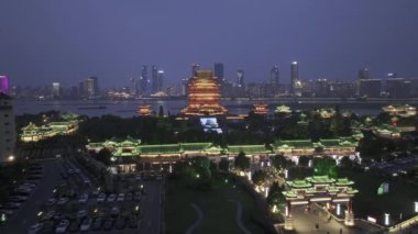 Geceleri ışık saçan geleneksel Asya tapınağı.