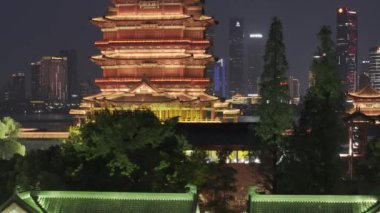 Geceleri ışık saçan geleneksel Asya tapınağı.