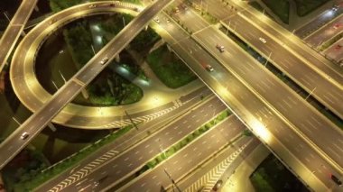 Geceleri Asya şehrindeki karayolu kavşağının hava görüntüsü