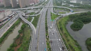 Asya şehrindeki otoyol kavşağının havadan görüntüsü 