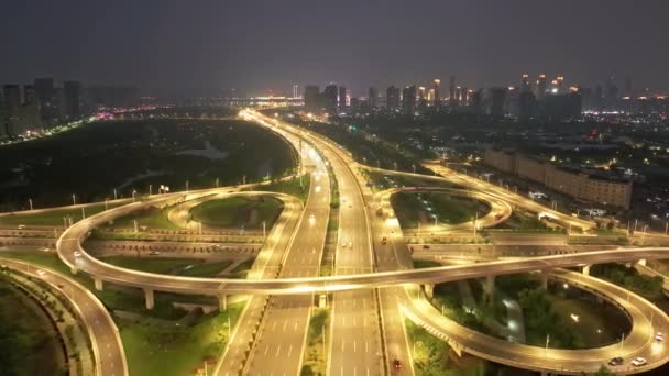 Flygfoto Över Motorvägskorsningen Asiatisk Stad Natten — Stockvideo