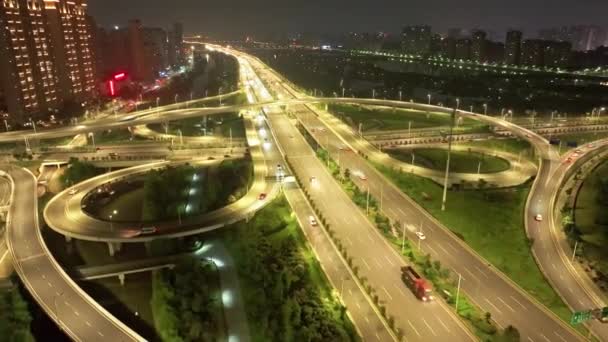 Geceleri Asya Şehrindeki Karayolu Kavşağının Hava Görüntüsü — Stok video