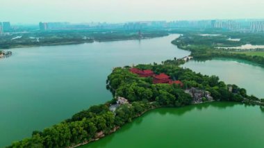 Modern şehrin yakınındaki adanın havadan görünüşü