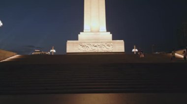 Gece şehir meydanındaki anıt