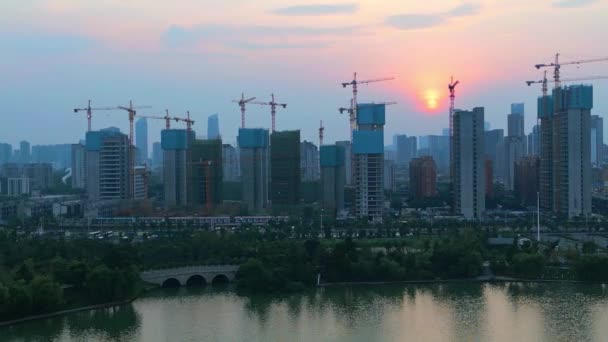 日落时现代城市的鸟瞰图 — 图库视频影像