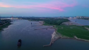 Akşamları modern şehrin havadan görünüşü