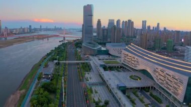 Akşamları modern şehrin havadan görünüşü