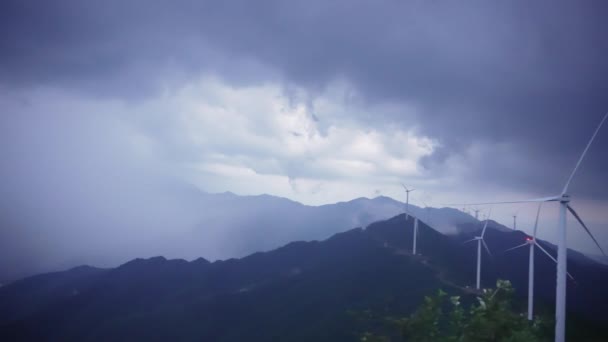 Turbinas Eólicas Nas Montanhas Durante Dia — Vídeo de Stock