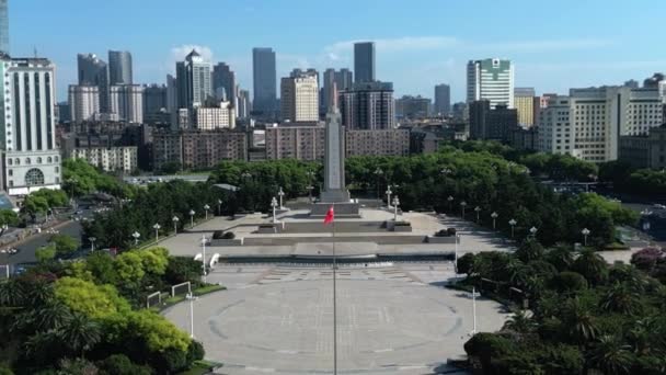 Άγαλμα Στην Πλατεία Στη Σύγχρονη Κινεζική Πόλη — Αρχείο Βίντεο