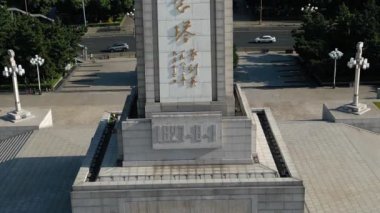 Modern Çin şehrinde kare üzerine heykel