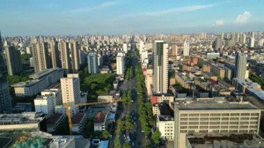 Modern şehrin havadan görünüşü 