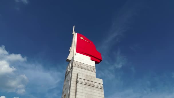 Статуя Китайським Прапором Сучасному Місті — стокове відео