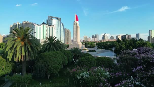 Статуя Китайским Флагом Современном Городе — стоковое видео