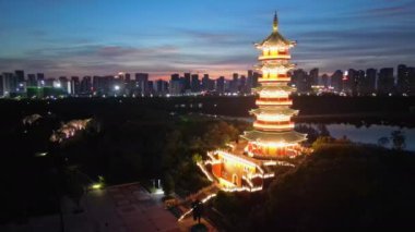 Çin şehrinde gece tapınak