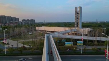 Günbatımında modern şehrin havadan görünüşü