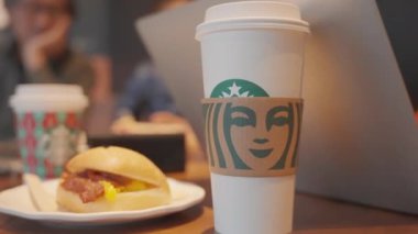 Kahve ve burgerli bir masa. 