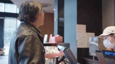 Kafe 'deki Asyalı erkek müşteri