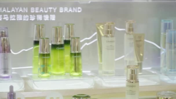 Parfümök Modern Luxus Áruházban — Stock videók