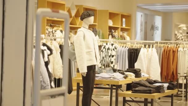 Interiér Moderního Obchodu Oblečením — Stock video