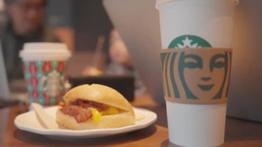 Kahve ve burgerli bir masa. 