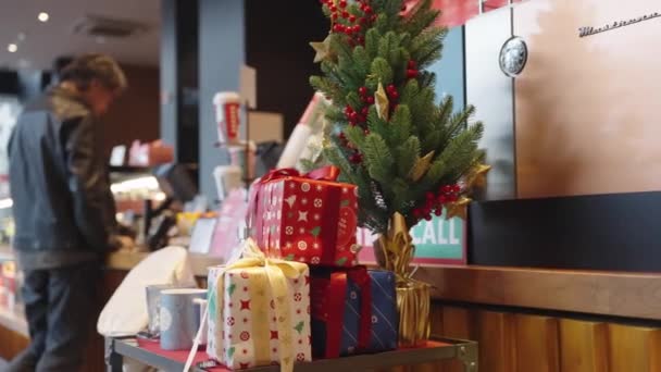 カフェでクリスマスツリーとプレゼント — ストック動画