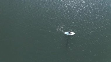 Nehirde kayak yapan adamın hava manzarası