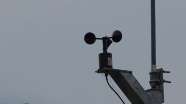 Gökyüzü arka planında rüzgar gülü 