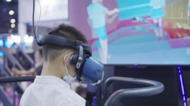 Çocuk Çin 'deki Odern Teknoloji Sergisi sırasında VR kulaklık kullanıyor.