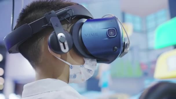 Pojke Med Headset Modern Teknik Utställning Kina — Stockvideo