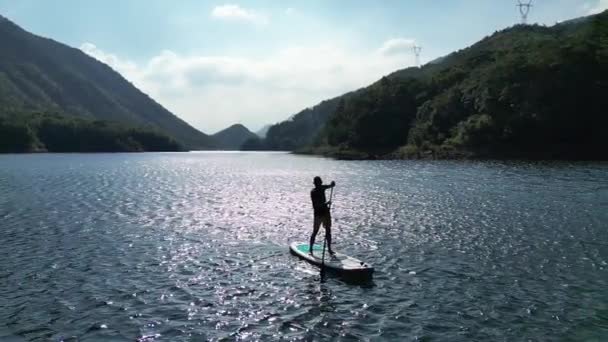川でカヤックする男の空中ビュー — ストック動画